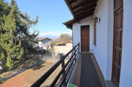 Casa semi-indipendente in vendita a Cadrezzate Con Osmate (VA)