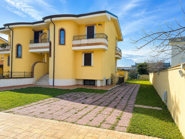 Villa in Vendita a Latina