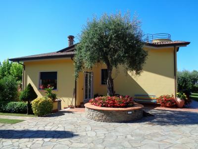 villa indipendente in vendita a Montignoso