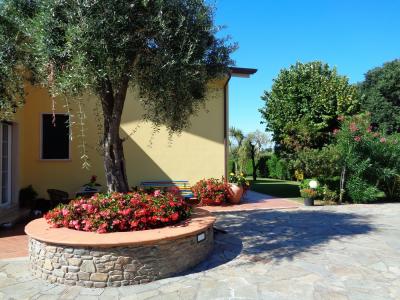 villa indipendente in vendita a Montignoso