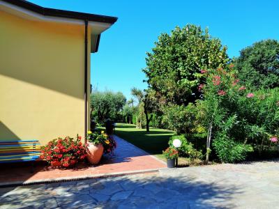 villa indipendente in vendita a Montignoso