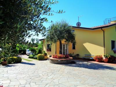 villa indipendente in vendita a Montignoso