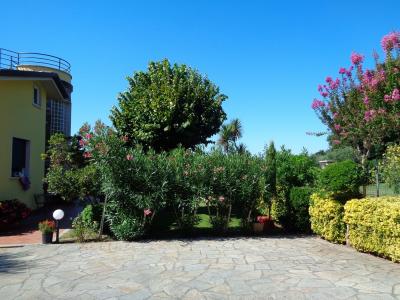 villa indipendente in vendita a Montignoso