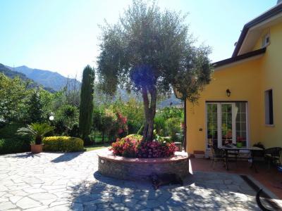 villa indipendente in vendita a Montignoso