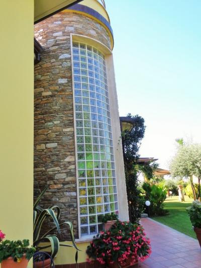 villa indipendente in vendita a Montignoso