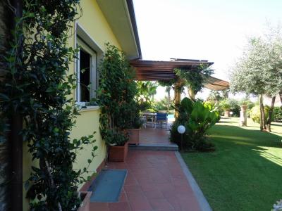 villa indipendente in vendita a Montignoso