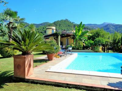 villa indipendente in vendita a Montignoso