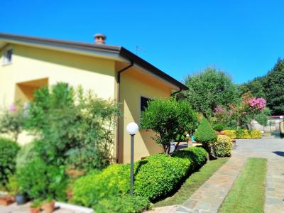 villa indipendente in vendita a Montignoso