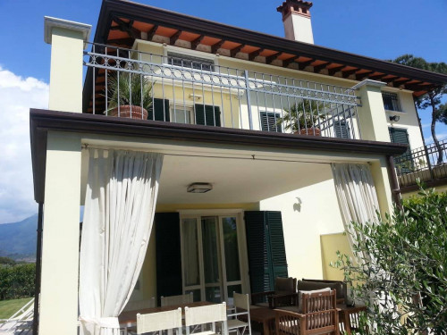 villa indipendente in affitto stagionale a Pietrasanta