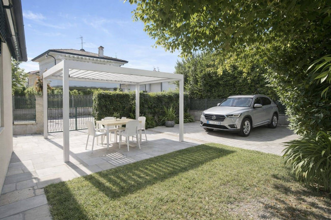 Villa semindipendente in vendita a Forte dei Marmi