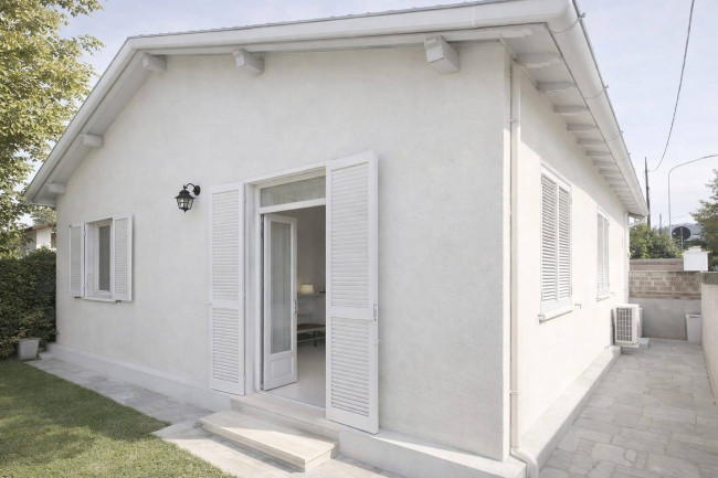 Villa semindipendente in vendita a Forte dei Marmi