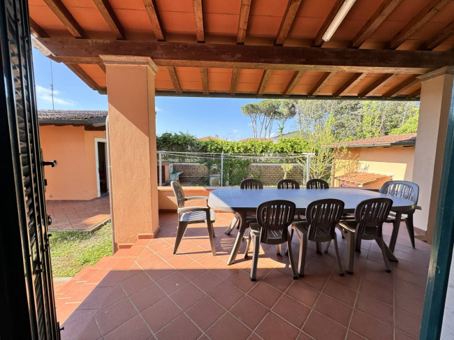 villa for sale in Pietrasanta