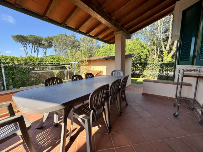 villa for sale in Pietrasanta