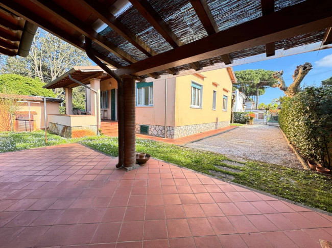 villa for sale in Pietrasanta