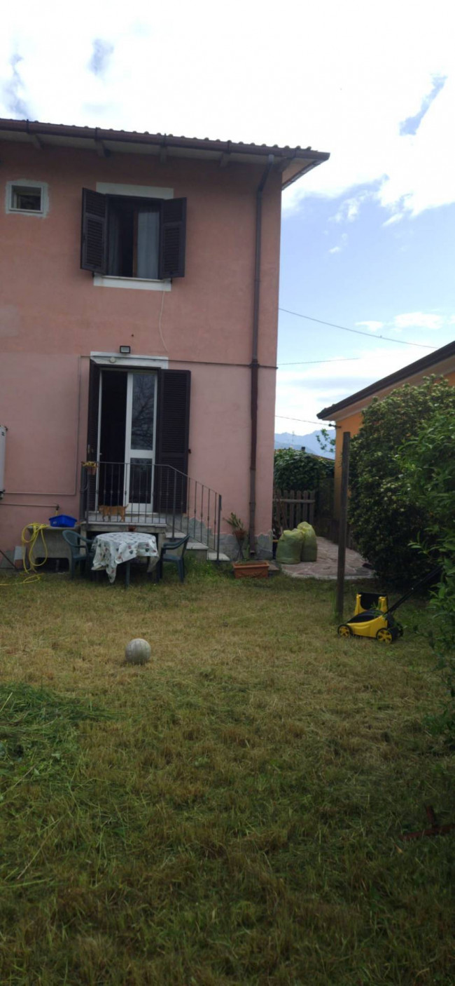 villa bifamiliare in vendita a Massa