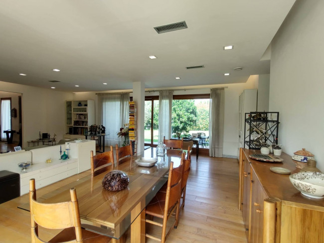 villa indipendente in vendita a Montignoso