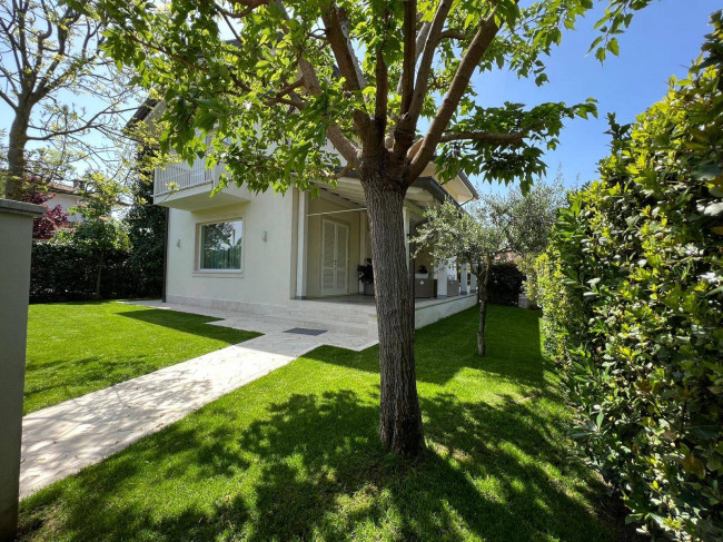 Villa single for rent in Forte dei Marmi
