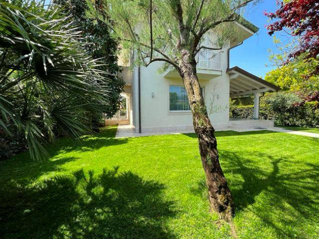 Villa single for rent in Forte dei Marmi