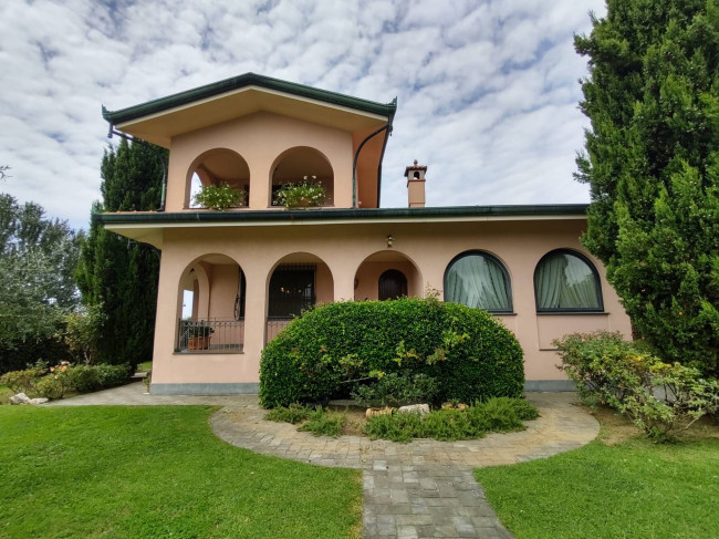 villa indipendente in vendita a Montignoso