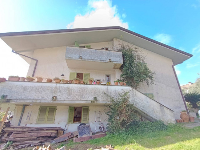 villa indipendente in vendita a Montignoso