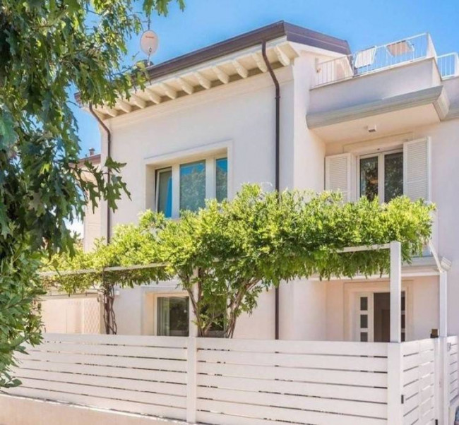 casa indipendente in vendita a Forte dei Marmi