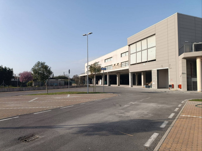 Locale commerciale in vendita a Pietrasanta