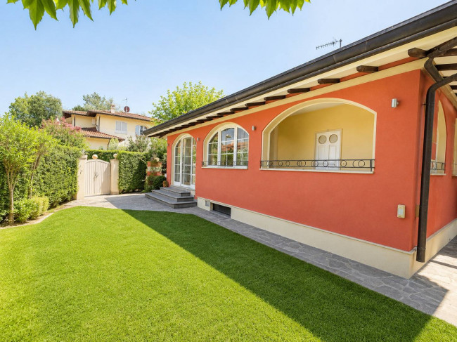 villa bifamiliare in vendita a Forte dei Marmi