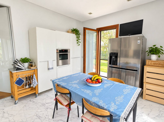 villa indipendente in vendita a Montignoso