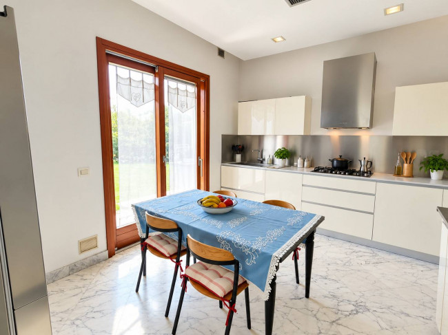 villa indipendente in vendita a Montignoso