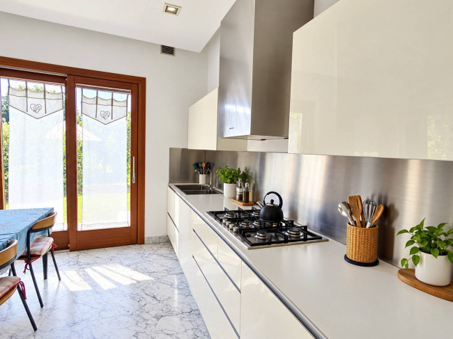villa indipendente in vendita a Montignoso