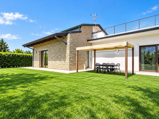 villa indipendente in vendita a Montignoso