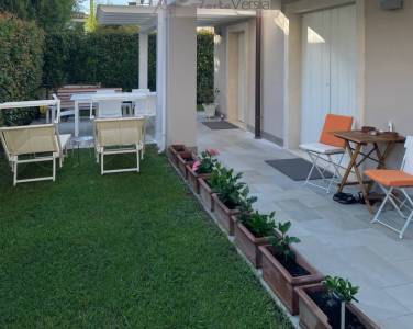 villa indipendente in vendita a Montignoso