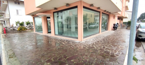 LOCALE COMMERCIALE CON 7 VETRINE  E SPAZIO ESTERNO a Giulianova