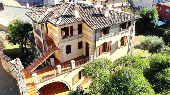VILLA CON TRE APPARTAMENTI a Teramo