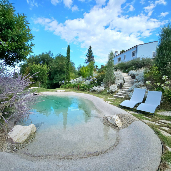 VILLA BIFAMILIARE CON PISCINA E TERRENO a Teramo