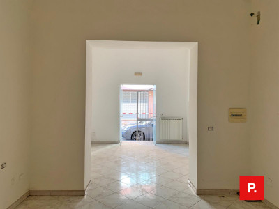 Locale commerciale in affitto a Caserta