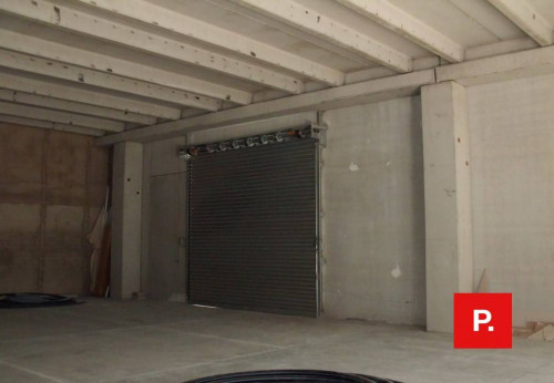 Locale commerciale in affitto a Sparanise