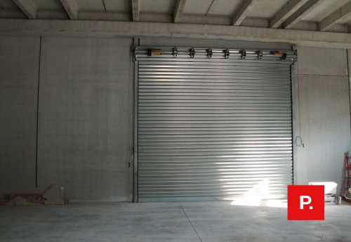 Locale commerciale in affitto a Sparanise