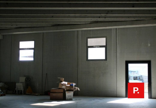 Locale commerciale in affitto a Sparanise