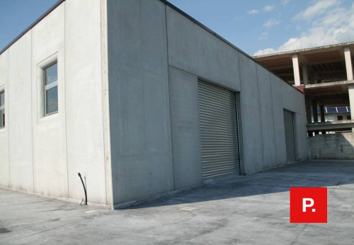 Locale commerciale in affitto a Sparanise