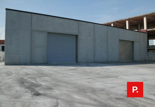 Locale commerciale in affitto a Sparanise