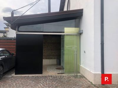 Locale commerciale in affitto a Recale