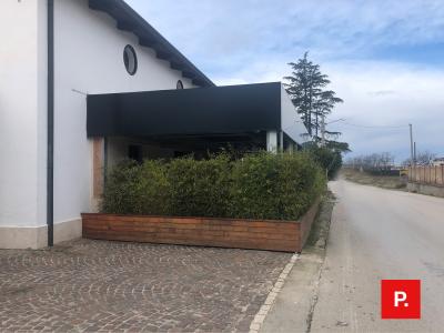 Locale commerciale in affitto a Recale