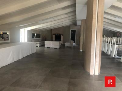 Locale commerciale in affitto a Recale