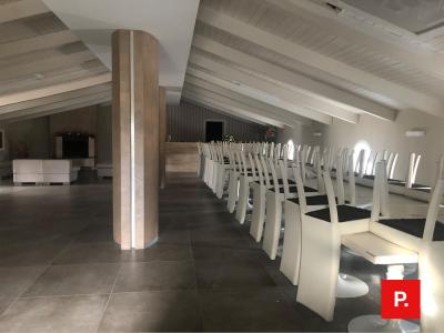 Locale commerciale in affitto a Recale