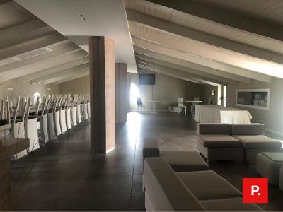 Locale commerciale in affitto a Recale