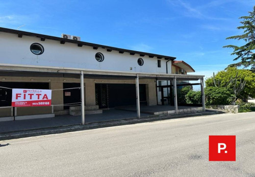 Locale commerciale in affitto a Recale