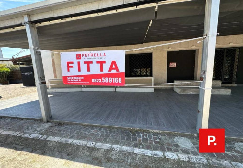 Locale commerciale in affitto a Recale