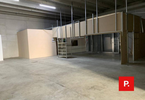 Locale commerciale in affitto a Sparanise