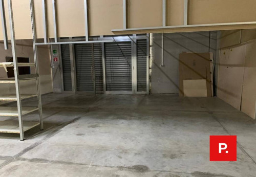 Locale commerciale in affitto a Sparanise